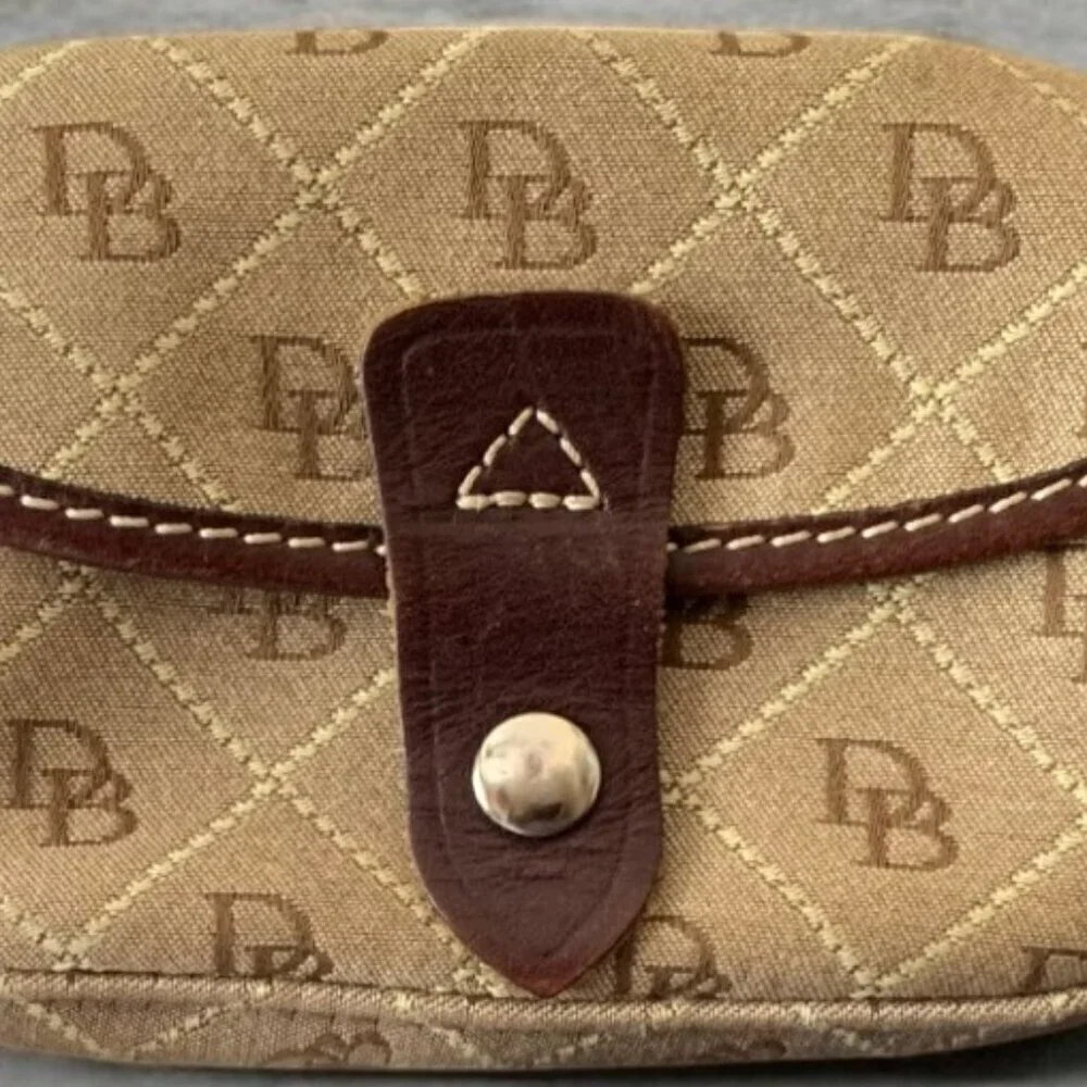 Dooney & Bourke Brown Wristlet Clutch Wallet Leather Wrist Strap Signature Logo